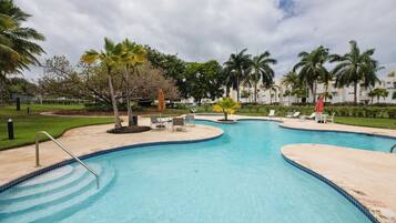 2 albercas al aire libre y camas balinesas (con cargo)