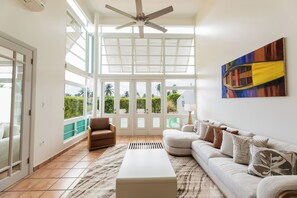 Luxe villa, uitzicht op golfbaan | Woonruimte | Een 55-inch smart-tv met digitale zenders, Netflix en Hulu