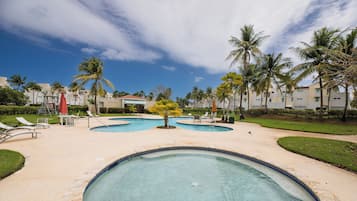 2 piscinas al aire libre, camas de piscina con cargo, sombrillas