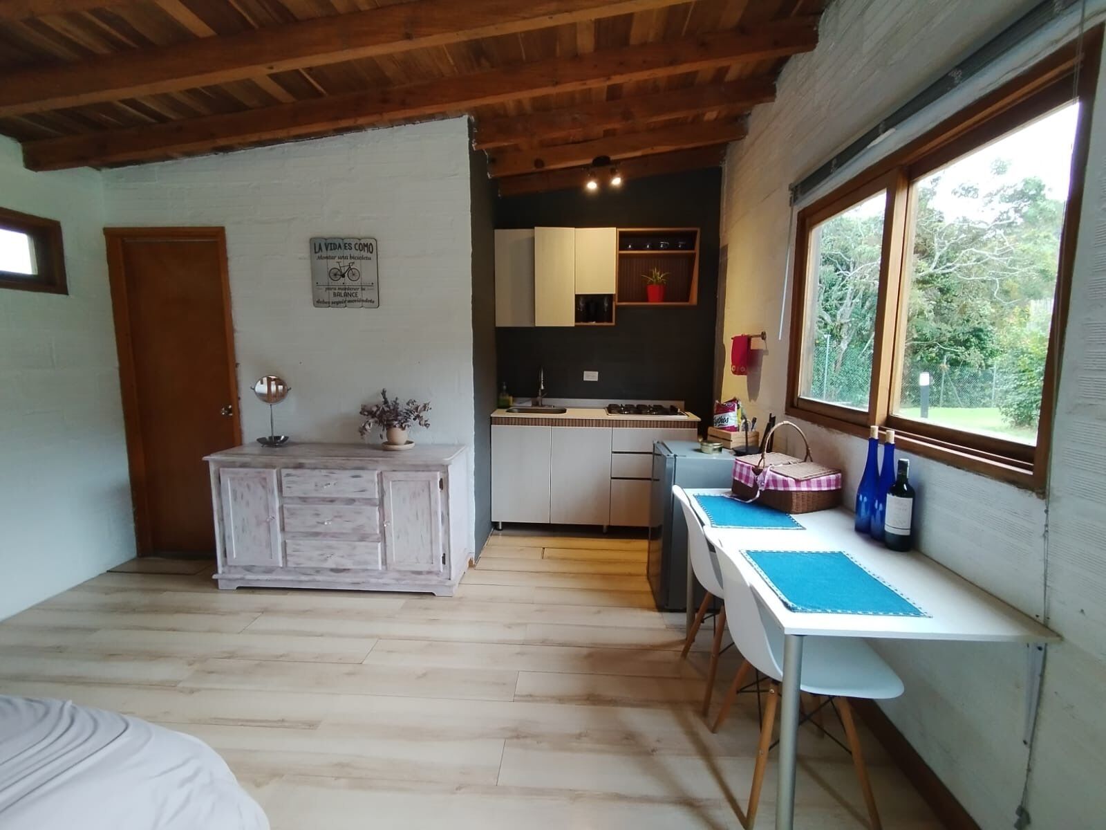 Geladeira, fogão, cooktop, cafeteira/chaleira