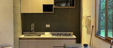 Køleskab, ovn, kogeplade, kaffe-/temaskine