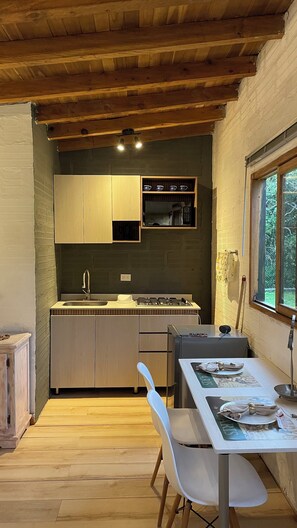 Fridge, oven, stovetop, coffee/tea maker