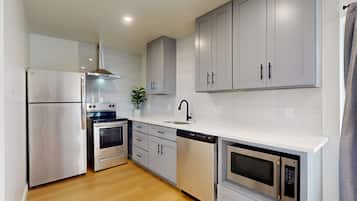 Lemari es, microwave, oven, dan kompor