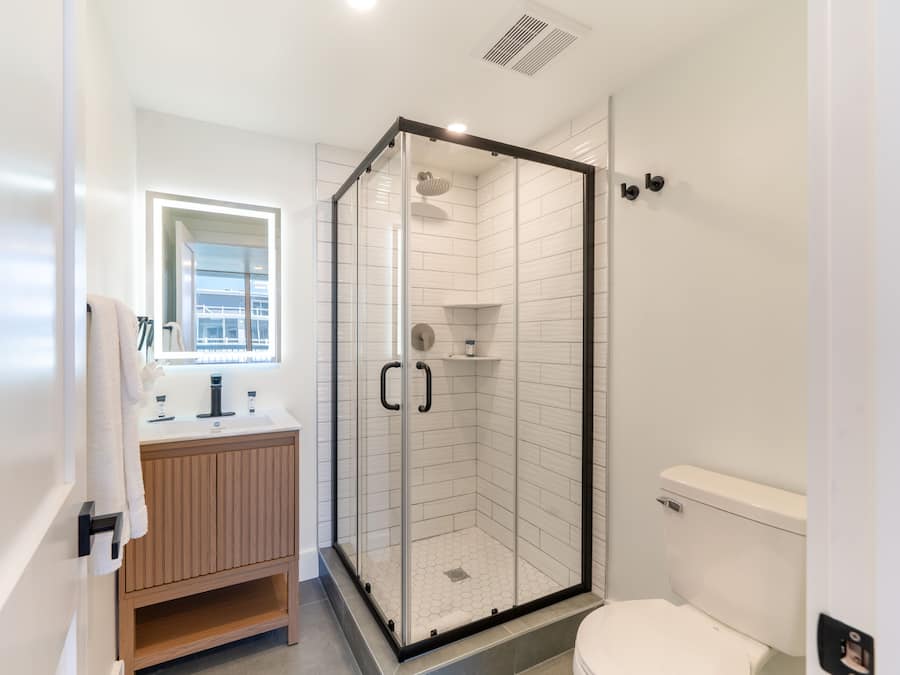 Comfort-Doppelzimmer, 1 Queen-Bett und Schlafsofa | Badezimmer | Dusche, Handtücher, Seife, Shampoo