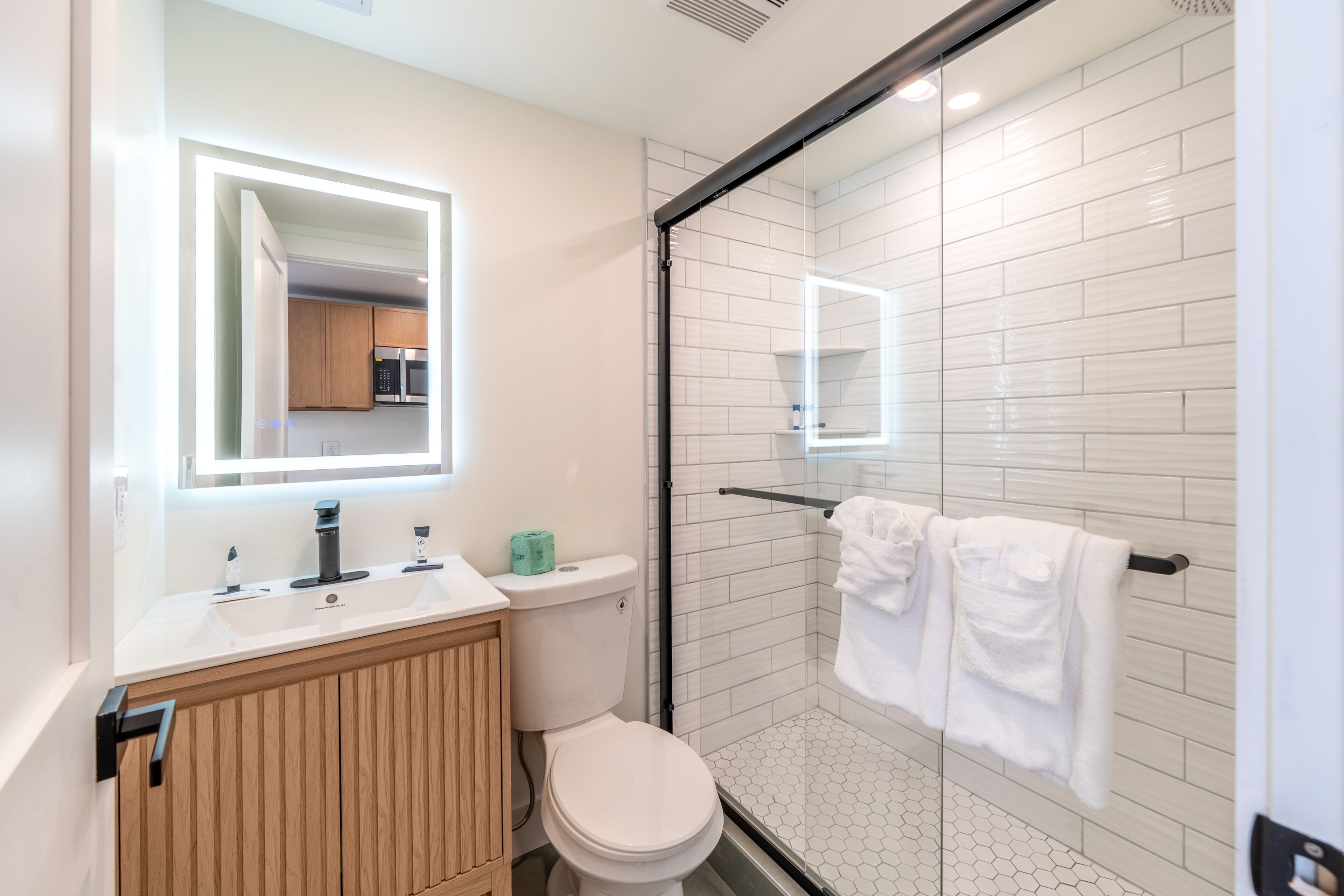 Ein modernes Badezimmer mit Toilette, Waschbecken und Duschbereich.
