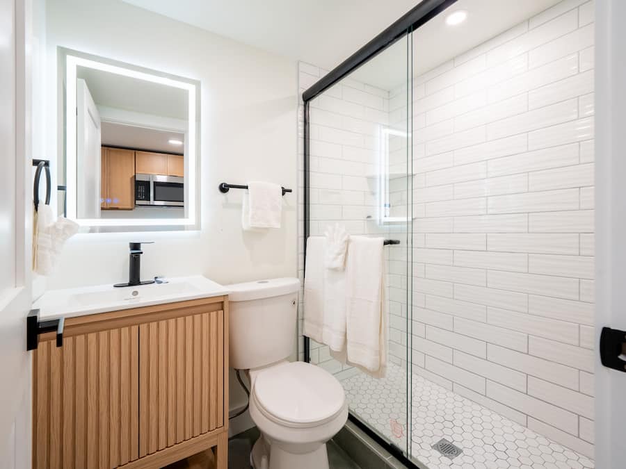 Quarto casal luxo | Banheiro | Chuveiro, toalhas de banho, sabonete, shampoo