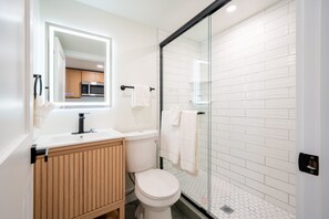 Shower, towels, soap, shampoo - Ocean's Edge Luxury Rentals (Ocean City)