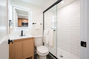 Deluxe Double Room | Bathroom | Shower, towels, soap, shampoo
