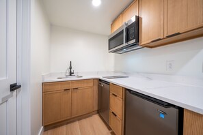 Deluxe Double Room | Private kitchen | Mini-fridge, microwave, stovetop, dishwasher - Ocean's Edge Luxury Rentals (Ocean City)