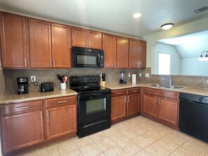 Microwave, oven, stovetop, dishwasher - 6 beds 3 bath 1 bed downstairs Pool table near JW (San Antonio)