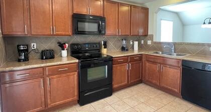 6 beds 3 bath 1 bed downstairs Pool table near JW