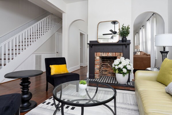 Smart TV, fireplace