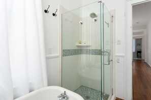 Dusche, Haartrockner, Handtücher, Seife