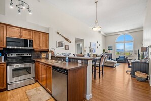 Fridge, microwave, oven, stovetop - Bayside Bliss | Outdoor Pool/Hot Tub | Lake Access (Invermere)