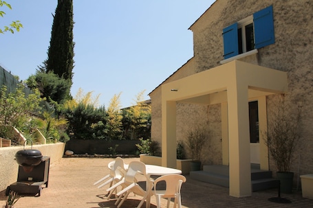 Terrasse/Patio. Gîte les iris à la porte des Cévennes proche montpellier