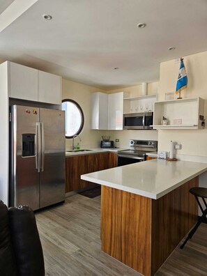 Microondas, parrilla de estufa, lavavajillas y cafetera y tetera 