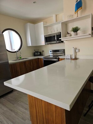 Een microgolfoven, een kookplaat, een vaatwasser