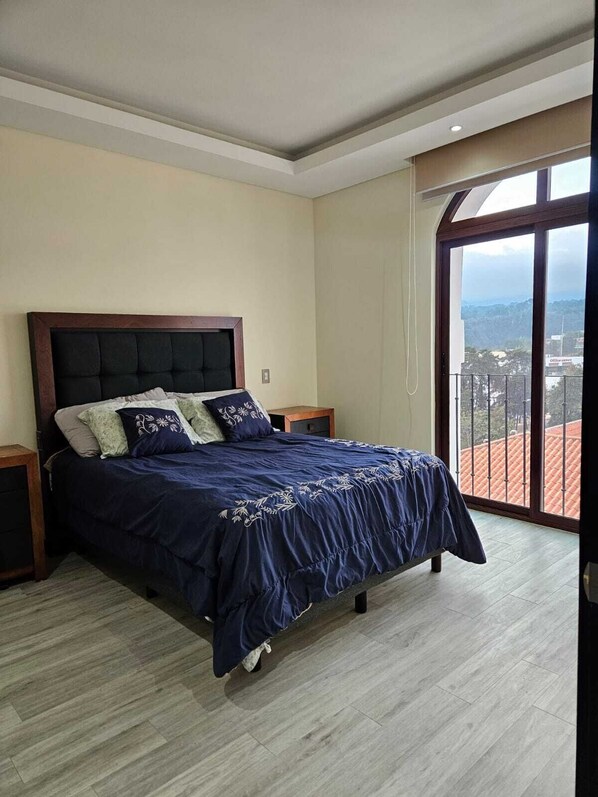 2 habitaciones, tabla de planchar con plancha y ropa de cama 