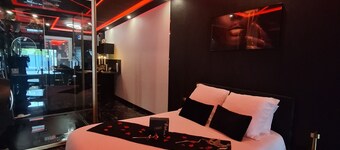 Mes petits secrets love room in Miniac-Morvan with private Jacuzzi