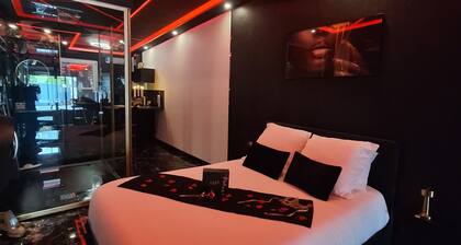 Mes petits secrets love room in Miniac-Morvan with private Jacuzzi