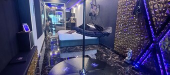 Mes petits secrets love room in Miniac-Morvan with private Jacuzzi