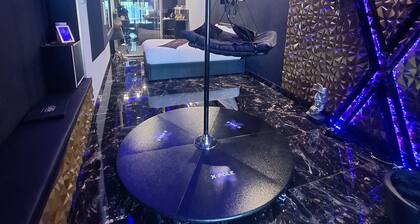 Mes petits secrets love room in Miniac-Morvan with private Jacuzzi
