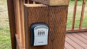Une terrasse en bois sur laquelle est fixé, à l’aide d’un dispositif de sécurité, un objet portant l’inscription « puroma ».