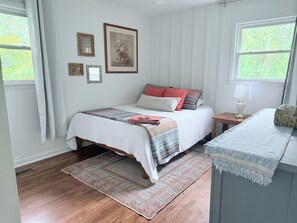 3 dormitorios, tabla de planchar con plancha, cuna de viaje