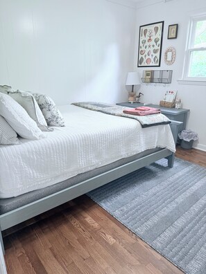3 habitaciones, tabla de planchar con plancha y cuna de viaje 
