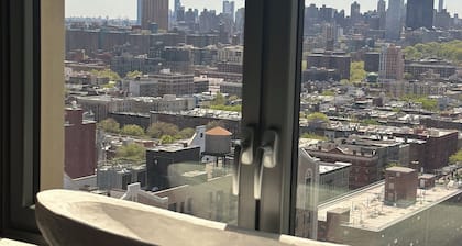 Iconic Views, Ideal Location: Your Perfect NYC Apartment for 6 people