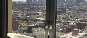 Iconic Views, Ideal Location: Your Perfect NYC Apartment for 6 people