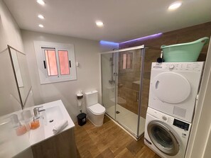 Shower, towels, soap, toilet paper - Bright apartment with sea views Salou-La Pineda - Tarragona! (Platja de la Pineda)