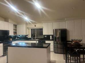 Frigorífic, microones, forn i placa de cuina 