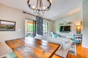 TV, books - 7 Mi to Clemson Stadiums: Lake Keowee Getaway! (Seneca)