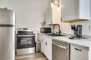 Réfrigérateur, micro-ondes, plaque de cuisson, lave-vaisselle