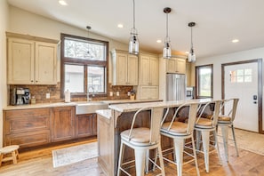 Fridge, microwave, stovetop, dishwasher