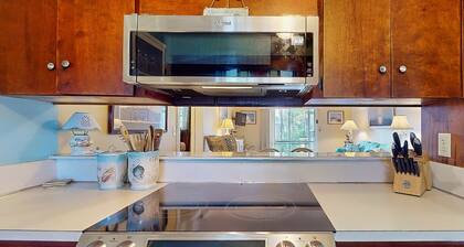 Cozy condo with balcony, walking distance to conch house and WIFI