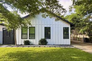 Exterior - 5 Mi to Dtwn: Dallas Home w/ Patio & Fire Pit! (Dallas)