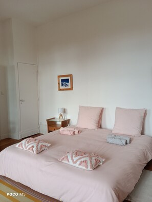1 dormitorio, tabla de planchar con plancha, wifi y ropa de cama