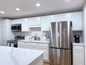 Réfrigérateur, four à micro-ondes, un four, surface de cuisson