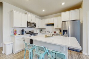 Een koelkast, een microgolfoven, een oven, een kookplaat