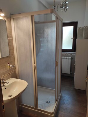 Dusche, Haartrockner, Bidet, Handtücher