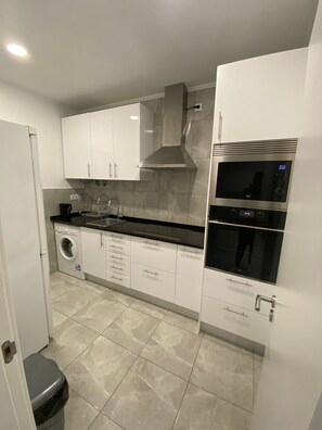 Fridge, microwave, oven, stovetop - White house apartments (Sintra)