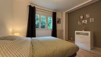 2 chambres, fer et planche à repasser, Wi-Fi, draps fournis