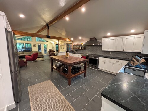 Woodland Retreat with River Access – Spacious 5-Bedroom Home in Potter Valley