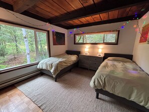 5 bedrooms, iron/ironing board, WiFi, bed sheets