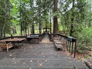 Outdoor dining - Woodland Retreat with River Access – Spacious 5-Bedroom Home in Potter Valley (Potter Valley)