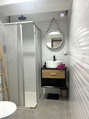 Douche, sèche-cheveux, serviettes fournies, savon