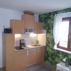 Fridge, microwave, toaster, cookware/dishes/utensils - Holiday flat with nature, silence, forest, sports in the middle of Saxon history (Wermsdorf)