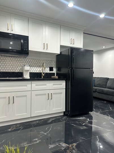 luxurious mini penthouse just 2 miles from LAX